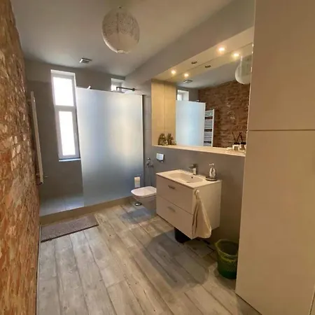 Cozy And Renovated In The Heart Of The Lejlighed